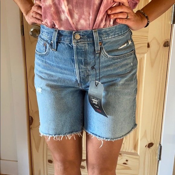 Levi’s mid length shorts - Picture 3 of 5